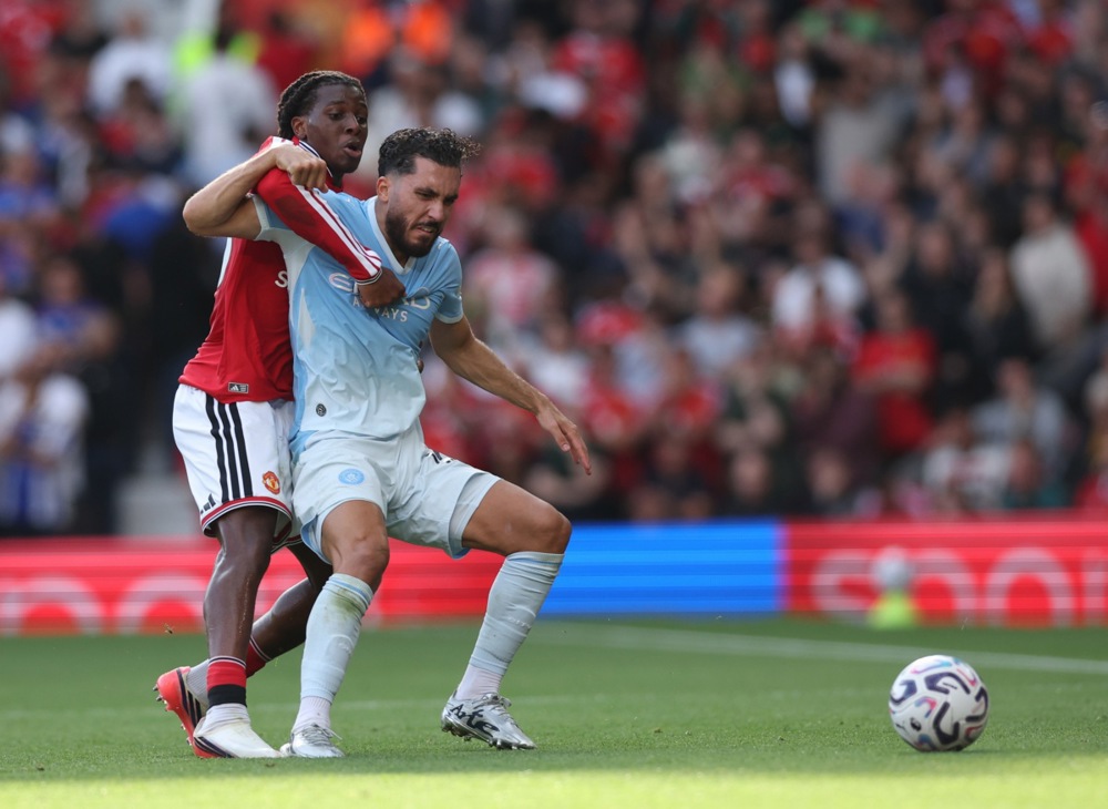 Rayan Cherki – 6.1 điểm: Bị đau từ sớm sau pha va chạm mạnh với Harry Maguire. Những khoảnh khắc ma thuật ít ỏi biến mất hoàn toàn sau khi Man City chỉ còn 10 người. Anh bị thay ra ngay sau hiệp một. Ảnh: EPA.

Antoine Semenyo – 7 điểm: Đôi lúc xử lý bóng còn hơi lóng ngóng và gặp bế tắc ở 1/3 cuối sân đối phương, nhưng đã thi đấu rất nỗ lực, tích cực hỗ trợ phòng ngự sau khi đội nhà thiếu người. Ảnh: EPA.

Erling Haaland – 7.7 điểm: Chỉ cần đúng một cơ hội – thậm chí chỉ là nửa cơ hội – để trừng phạt đối thủ. Quá xuất sắc và là điểm tựa lớn cho Man City. Ảnh: EPA.

Chấm điểm cầu thủ 2 đội. Ảnh: BongDa.com.vn.