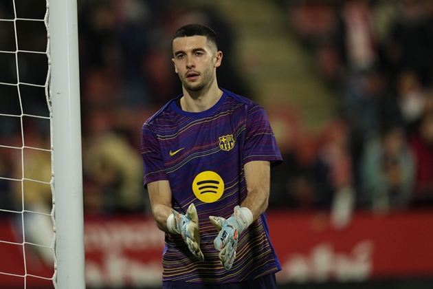 Joan Garcia - 7.1/10: Thực hiện 2 pha cứu thua quan trọng trong hiệp một giúp Barca duy trì sự chủ động. Dù vậy, anh không thể làm gì hơn ở bàn thua đầu tiên sau sai lầm chuyền hỏng của đồng đội và lẽ ra có thể làm tốt hơn trong một vài tình huống ở hiệp hai. Ảnh: EPA/Siu Wu

Eric Garcia - 6.6/10: Thi đấu ở mức tròn vai. Dù mắc một vài lỗi chuyền bóng hiếm hoi, anh nhìn chung vẫn duy trì được sự chắc chắn cần thiết trong các tình huống tranh chấp. Ảnh: EPA/ALEJANDRO GARCIA

Pau Cubarsi - 6.6/10: Tiếp tục cho thấy sự chững chạc vượt tuổi tác. Hậu vệ trưởng thành từ lò La Masia chơi điềm tĩnh, bọc lót tốt và hầu như không mắc sai lầm cá nhân đáng trách nào. Ảnh: Clive Brunskill/Getty Images

Gerard Martin - 6.1/10: Một ngày thi đấu thiếu tự tin của hậu vệ trẻ. Anh liên tục thất thế, nhận 1 thẻ vàng sau pha phạm lỗi nguy hiểm và phải rời sân ngay sau giờ nghỉ. Ảnh: EPA/ADAM VAUGHAN

Xavi Espart - 7.8/10: Mở tỷ số sớm cho Barca bằng một pha dứt điểm quyết đoán và có một trận đấu thi đấu đầy năng nổ. Tuy nhiên, điểm trừ duy nhất là đường chuyền về bất cẩn dẫn đến bàn gỡ của Levante. Ảnh: Alex Caparros/Getty Images

Rodri - 6.9/10: Giữ nhịp tốt ở khu vực trung tuyến, luân chuyển bóng gọn gàng và ngày càng cho thấy sự hòa nhập mượt mà vào hệ thống chiến thuật của huấn luyện viên Hansi Flick. Ảnh: EPA/ENRIC FONTCUBERTA

Pedri - 6.9/10: Một ngày thi đấu dưới sức thường lệ của tiền vệ người Tây Ban Nha khi anh gặp nhiều khó khăn trong việc áp đặt ảnh hưởng lên trận đấu. Ảnh: EPA/Mariscal

Fermin Lopez - 7.0/10: Dù không tạo ra nhiều đột biến hay dấu ấn rõ nét ở mặt trận tấn công, anh vẫn hoạt động rất tích cực và đóng góp lớn vào lối chơi chung nhờ tinh thần chiến đấu bền bỉ. Ảnh: EPA/BIEL ALINO

Anthony Gordon - 7.0/10: Tuyển thủ Anh thi đấu khá thầm lặng do bị hàng thủ Levante phong tỏa chặt chẽ trong phần lớn thời gian góp mặt trên sân. Ảnh: EPA/ALEJANDRO GARCIA

Raphinha - 7.9/10: Thi đấu vô cùng cơ động và hiệu quả trên hàng công. Ngôi sao người Brazil trực tiếp dọn cỗ cho cả Xavi Espart và Lamine Yamal lập công trong hiệp một, khẳng định vai trò ngòi nổ số một của đội bóng. Ảnh: EPA/KAI FORSTERLING

Lamine Yamal - 8.2/10: Tiếp tục là điểm sáng lớn nhất trên hàng công. Anh dễ dàng đệm bóng vào lưới trống sau đường chuyền của Raphinha, tự mình mang về quả phạt đền rồi thực hiện thành công. Ảnh: EPA/BIEL ALINO

Chấm điểm Barcelona. Ảnh: Bongda.com.vn