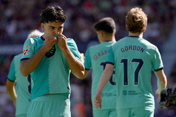 Xavi Espart - 7.8/10: Mở tỷ số sớm cho Barca bằng một pha dứt điểm quyết đoán và có một trận đấu thi đấu đầy năng nổ. Tuy nhiên, điểm trừ duy nhất là đường chuyền về bất cẩn dẫn đến bàn gỡ của Levante. Ảnh: Alex Caparros/Getty Images

Rodri - 6.9/10: Giữ nhịp tốt ở khu vực trung tuyến, luân chuyển bóng gọn gàng và ngày càng cho thấy sự hòa nhập mượt mà vào hệ thống chiến thuật của huấn luyện viên Hansi Flick. Ảnh: EPA/ENRIC FONTCUBERTA

Pedri - 6.9/10: Một ngày thi đấu dưới sức thường lệ của tiền vệ người Tây Ban Nha khi anh gặp nhiều khó khăn trong việc áp đặt ảnh hưởng lên trận đấu. Ảnh: EPA/Mariscal

Fermin Lopez - 7.0/10: Dù không tạo ra nhiều đột biến hay dấu ấn rõ nét ở mặt trận tấn công, anh vẫn hoạt động rất tích cực và đóng góp lớn vào lối chơi chung nhờ tinh thần chiến đấu bền bỉ. Ảnh: EPA/BIEL ALINO

Anthony Gordon - 7.0/10: Tuyển thủ Anh thi đấu khá thầm lặng do bị hàng thủ Levante phong tỏa chặt chẽ trong phần lớn thời gian góp mặt trên sân. Ảnh: EPA/ALEJANDRO GARCIA

Raphinha - 7.9/10: Thi đấu vô cùng cơ động và hiệu quả trên hàng công. Ngôi sao người Brazil trực tiếp dọn cỗ cho cả Xavi Espart và Lamine Yamal lập công trong hiệp một, khẳng định vai trò ngòi nổ số một của đội bóng. Ảnh: EPA/KAI FORSTERLING

Lamine Yamal - 8.2/10: Tiếp tục là điểm sáng lớn nhất trên hàng công. Anh dễ dàng đệm bóng vào lưới trống sau đường chuyền của Raphinha, tự mình mang về quả phạt đền rồi thực hiện thành công. Ảnh: EPA/BIEL ALINO

Chấm điểm Barcelona. Ảnh: Bongda.com.vn