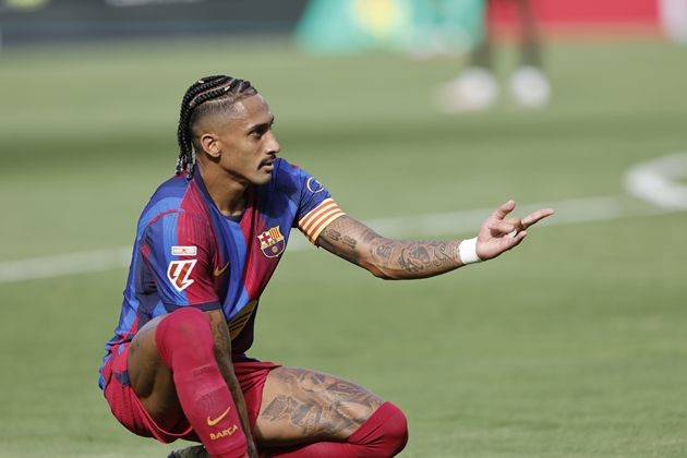 Raphinha - 7.9/10: Thi đấu vô cùng cơ động và hiệu quả trên hàng công. Ngôi sao người Brazil trực tiếp dọn cỗ cho cả Xavi Espart và Lamine Yamal lập công trong hiệp một, khẳng định vai trò ngòi nổ số một của đội bóng. Ảnh: EPA/KAI FORSTERLING

Lamine Yamal - 8.2/10: Tiếp tục là điểm sáng lớn nhất trên hàng công. Anh dễ dàng đệm bóng vào lưới trống sau đường chuyền của Raphinha, tự mình mang về quả phạt đền rồi thực hiện thành công. Ảnh: EPA/BIEL ALINO

Chấm điểm Barcelona. Ảnh: Bongda.com.vn