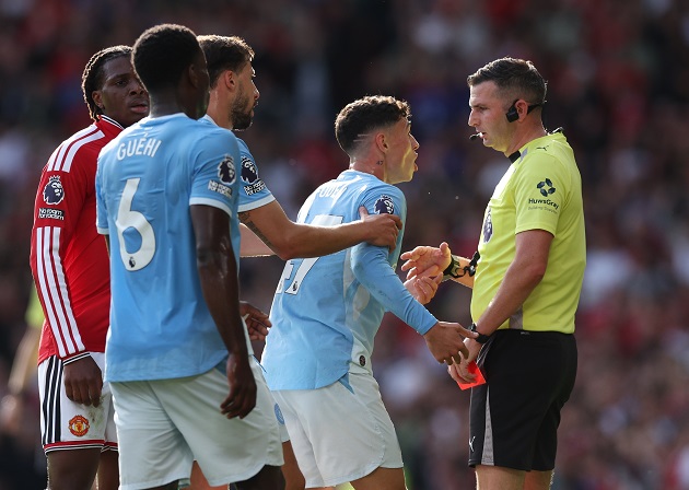 Man City phải chơi thiếu người trong hơn một giờ. Ảnh: EPA.