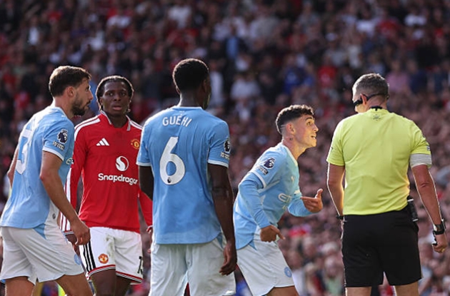 Ảnh bài viết Keane phản pháo Neville vụ Bruno bẫy thẻ Foden
