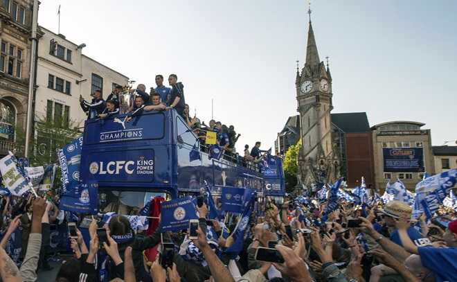 Chức vô địch của Leicester đã là một câu chuyện xa xôi. Ảnh: EPA.