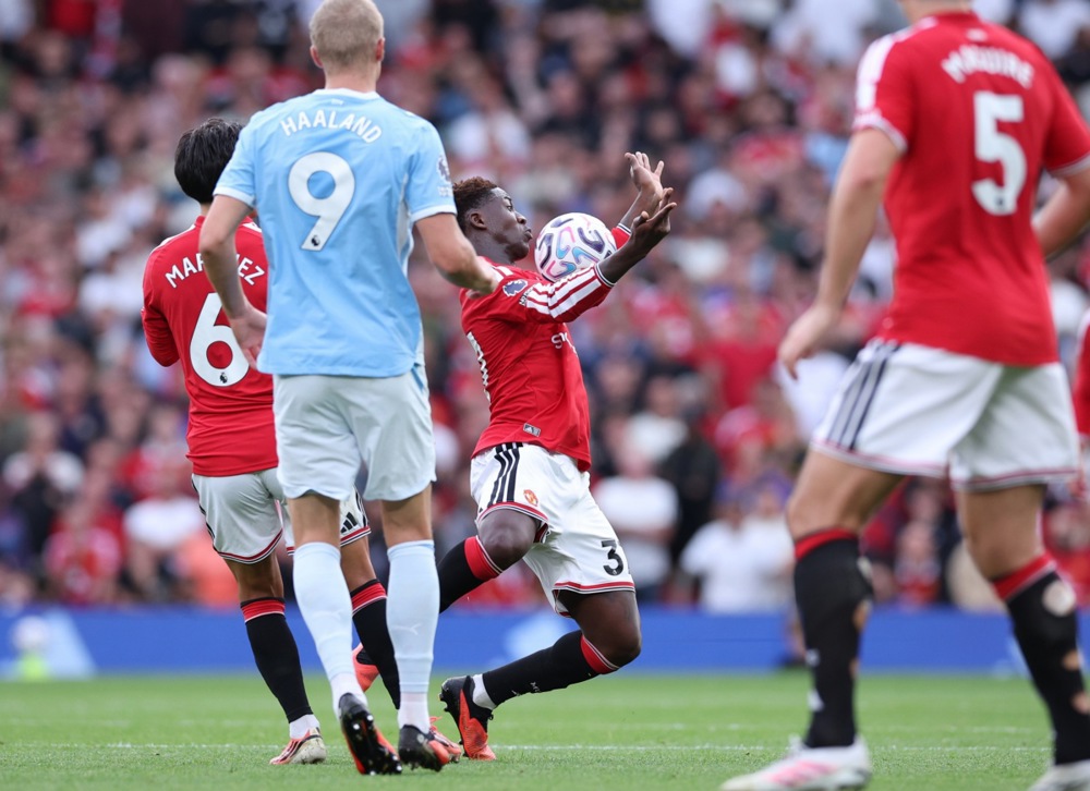 Mainoo làm lu mờ những bom tấn bên phía Man City. Ảnh: EPA IMAGES.