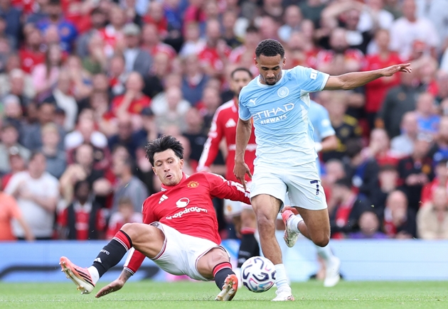 Iliman Ndiaye mang đến nhiều khó khăn cho Manchester United. Ảnh: EPA/ADAM VAUGHAN