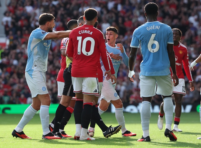 Ảnh bài viết Mùa giải của Phil Foden có thể sớm chệch hướng sau tấm thẻ đỏ trước MU