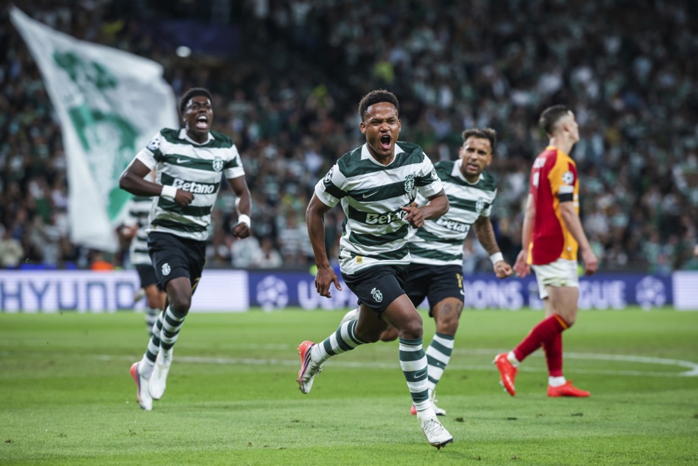 Geny Catamo nổi bật trong m&agrave;u &aacute;o Sporting. Ảnh: EPA.