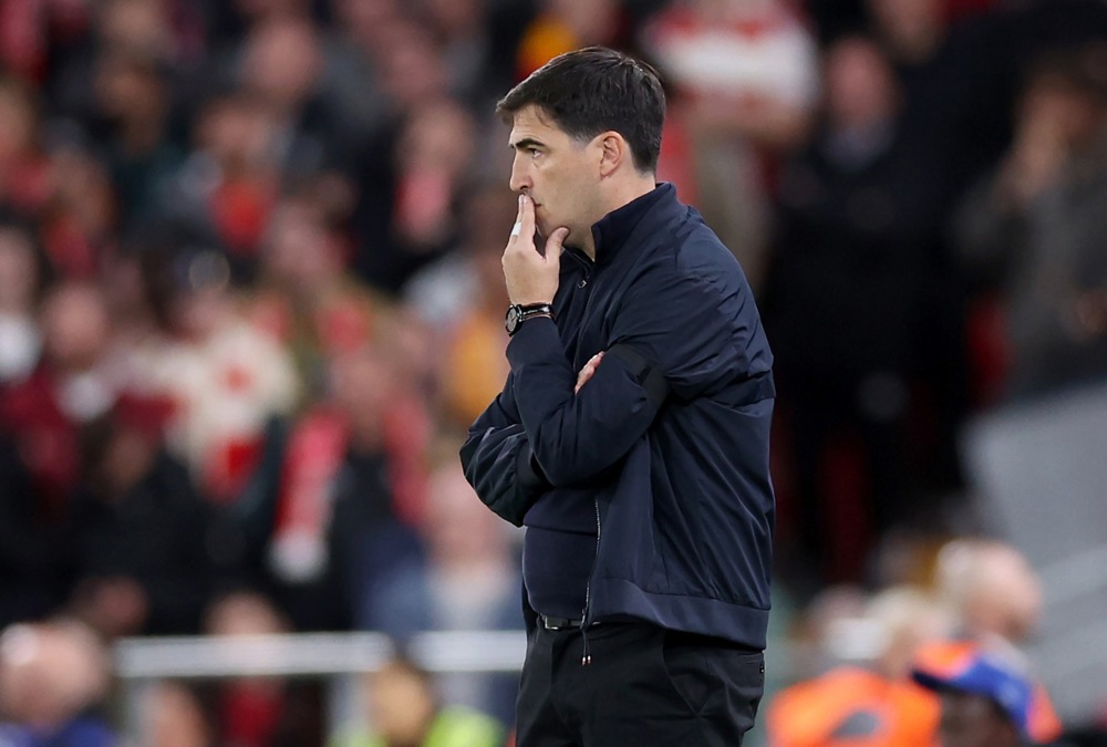 HLV Andoni Iraola đối mặt nhiều thử th&aacute;ch tại Liverpool. Ảnh: EPA/Adam Vaughan.