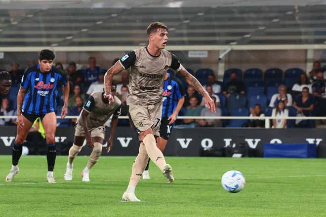 Maldini vừa ghi bàn ở Serie A. Ảnh: EPA.