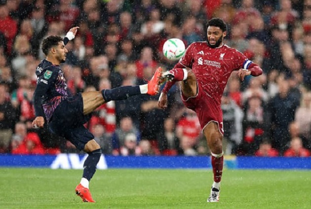 Joe Gomez (7.0): Thi đấu điềm tĩnh, phát động đợt tấn công dẫn đến pha mở tỷ số trước khi rời sân. Ảnh: Michael Regan/Getty Images.

Jeremie Frimpong (6.0): Năng nổ dâng cao tấn công và nỗ lực phong tỏa cầu thủ chạy cánh đối thủ trong hiệp hai. Tuy nhiên, chất lượng các pha xử lý nhìn chung chưa cao. Ảnh: Liverpool FC/Liverpool FC via Getty Images.

Alexis Mac Allister (8.0): Mở tỷ số bằng cú sút vào góc cao đẹp mắt và kiến tạo bàn thứ hai. Ảnh: Gaspafotos/MB Media/Getty Images.

Trey Nyoni (7.0): Giữ nhịp trận đấu tốt, thi đấu ấn tượng ở vị trí tiền vệ thu hồi bóng. Ảnh: Jan Kruger/Getty Images.

James McConnell (6.0): Di chuyển nhiệt huyết, tích cực tranh chấp nhưng hiệu quả trong các pha bóng quyết định chưa có. Ảnh: Jan Kruger/Getty Images.

Lewis Koumas (7.0): Di chuyển rộng làm điểm tựa hàng công, tạo áp lực thể chất lên đối thủ. Ảnh: Gaspafotos/MB Media/Getty Images.

Rio Ngumoha (6.0): Góp công vào bàn mở tỷ số nhưng bị hậu vệ đối phương phong tỏa hiệp hai. Ảnh: Gaspafotos/MB Media/Getty Images.

Cody Gakpo (8.0) - Cầu thủ xuất sắc nhất trận. Thi đấu thăng hoa với một bàn thắng cùng hai đường kiến tạo thành bàn. Ảnh: Liverpool FC/Liverpool FC via Getty Images.