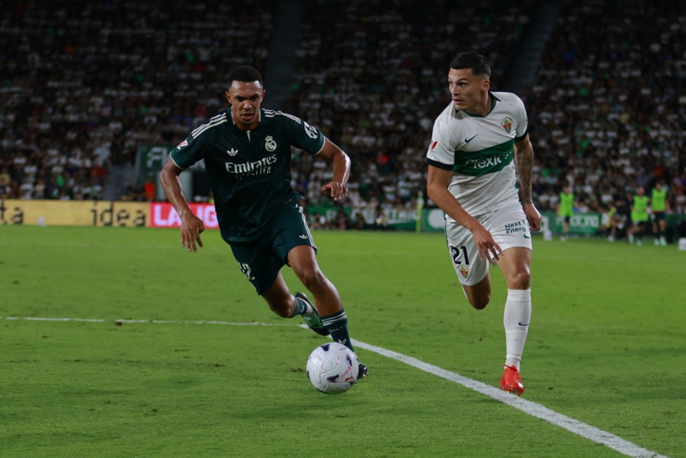 Trent Alexander-Arnold: 6.6 điểm. Cựu cầu thủ Liverpool phải trải qua một ngày làm việc không dễ dàng trước những nỗ lực tấn công của các cầu thủ Elche. Ảnh: EPA Images.