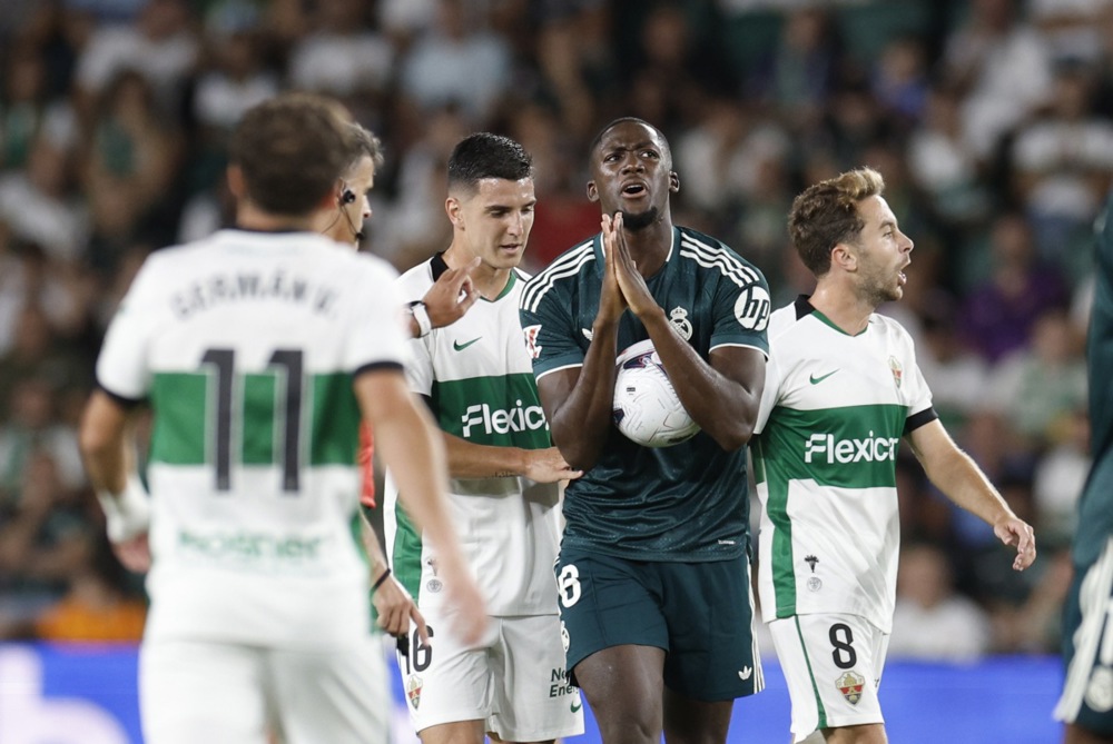 Ibrahima Konate: 6.3 điểm. Gặp nhiều khó khăn trước khả năng xoay trở của tiền đạo Abiel Osorio bên phía Elche. Ảnh: EPA Images.