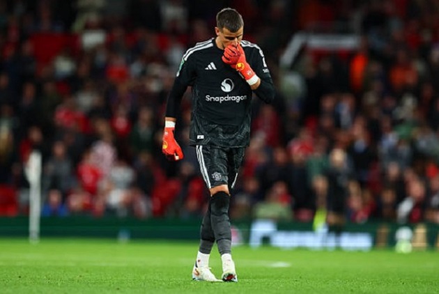 Karl Darlow (3): Mắc sai lầm lớn trong ngày ra mắt khi không lao ra cản phá, tạo điều kiện cho Kostoulas ghi bàn rút ngắn tỷ số cho Brighton. Ảnh: MB Media/Getty Images.

Diogo Dalot (2): Chuyền bóng bất cẩn dẫn đến bàn thua thứ hai. Anh cũng gặp rất nhiều khó khăn trước Malick Yalcouye. Ảnh: Ash Donelon/Manchester United via Getty Images.

Leny Yoro (3): Thi đấu kém cỏi, khởi đầu bằng cú phá bóng hời hợt và chơi không tốt trong tình huống Maxim De Cuyper ghi bàn. Ảnh: Ash Donelon/Manchester United via Getty Images.

Ayden Heaven (3): Có màn trình diễn quên khi cùng Darlow tạo nên sự hỗn loạn ở bàn thua thứ nhất và chơi thiếu thuyết phục ở bàn thua thứ ba. Ảnh: Ash Donelon/Manchester United via Getty Images.

Noussair Mazraoui (4): Thiếu quyết tâm trong việc ngăn chặn quả tạt của đối thủ, dẫn đến bàn thắng ở cự ly gần của De Cuyper. Ảnh: Simon Stacpoole/Offside/Offside via Getty Images.

Andrey Santos (5): Khởi đầu tương đối triển vọng nhưng màn trình diễn dần mờ nhạt theo thời gian trận đấu. Ảnh: Mark Cosgrove/News Images/NurPhoto via Getty Images.

Youri Tielemans (7): Làm chủ tuyến giữa, góp công vào bàn mở tỷ số và có vài cú dứt điểm nguy hiểm cùng nhiều pha xử lý thanh thoát nhưng không đủ giúp MU có một trận thắng. Ảnh: Simon Stacpoole/Offside/Offside via Getty Images.

Mason Mount (8): Có một cú dứt điểm đẹp mắt giúp MU dẫn trước, đáng tiếc không đủ để giúp đội nhà đi tiếp. Ảnh: Simon Stacpoole/Offside/Offside via Getty Images.

Shea Lacey (8): Dứt điểm tuyệt vời từ mép vòng cấm mở tỷ số ở phút thứ 8. Màn trình diễn tích cực trong lần đầu đá chính. Ảnh: MB Media/Getty Images.

Marcus Rashford (6.5): Cơn ác mộng của hàng thủ Brighton, đi bóng vượt qua nhiều cầu thủ dẫn đến bàn thắng của Mount. Suýt gỡ hòa 3-3 nhưng cần cải thiện khâu dứt điểm. Ảnh: Ash Donelon/Manchester United via Getty Images.

Benjamin Sesko (5): Hoàn toàn đói bóng và không nhận được sự hỗ trợ trong suốt trận đấu. Ảnh: Ash Donelon/Manchester United via Getty Images.