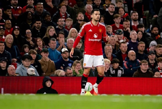 Diogo Dalot (2): Chuyền bóng bất cẩn dẫn đến bàn thua thứ hai. Anh cũng gặp rất nhiều khó khăn trước Malick Yalcouye. Ảnh: Ash Donelon/Manchester United via Getty Images.

Leny Yoro (3): Thi đấu kém cỏi, khởi đầu bằng cú phá bóng hời hợt và chơi không tốt trong tình huống Maxim De Cuyper ghi bàn. Ảnh: Ash Donelon/Manchester United via Getty Images.

Ayden Heaven (3): Có màn trình diễn quên khi cùng Darlow tạo nên sự hỗn loạn ở bàn thua thứ nhất và chơi thiếu thuyết phục ở bàn thua thứ ba. Ảnh: Ash Donelon/Manchester United via Getty Images.

Noussair Mazraoui (4): Thiếu quyết tâm trong việc ngăn chặn quả tạt của đối thủ, dẫn đến bàn thắng ở cự ly gần của De Cuyper. Ảnh: Simon Stacpoole/Offside/Offside via Getty Images.

Andrey Santos (5): Khởi đầu tương đối triển vọng nhưng màn trình diễn dần mờ nhạt theo thời gian trận đấu. Ảnh: Mark Cosgrove/News Images/NurPhoto via Getty Images.

Youri Tielemans (7): Làm chủ tuyến giữa, góp công vào bàn mở tỷ số và có vài cú dứt điểm nguy hiểm cùng nhiều pha xử lý thanh thoát nhưng không đủ giúp MU có một trận thắng. Ảnh: Simon Stacpoole/Offside/Offside via Getty Images.

Mason Mount (8): Có một cú dứt điểm đẹp mắt giúp MU dẫn trước, đáng tiếc không đủ để giúp đội nhà đi tiếp. Ảnh: Simon Stacpoole/Offside/Offside via Getty Images.

Shea Lacey (8): Dứt điểm tuyệt vời từ mép vòng cấm mở tỷ số ở phút thứ 8. Màn trình diễn tích cực trong lần đầu đá chính. Ảnh: MB Media/Getty Images.

Marcus Rashford (6.5): Cơn ác mộng của hàng thủ Brighton, đi bóng vượt qua nhiều cầu thủ dẫn đến bàn thắng của Mount. Suýt gỡ hòa 3-3 nhưng cần cải thiện khâu dứt điểm. Ảnh: Ash Donelon/Manchester United via Getty Images.

Benjamin Sesko (5): Hoàn toàn đói bóng và không nhận được sự hỗ trợ trong suốt trận đấu. Ảnh: Ash Donelon/Manchester United via Getty Images.