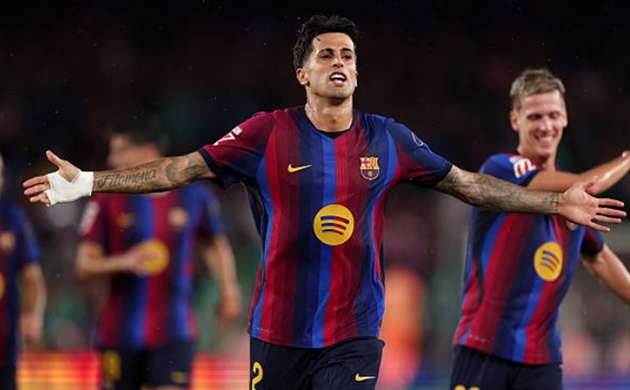 Joao Cancelo - 6.9: Tỏa sáng rực rỡ với cú đúp sút xa đẳng cấp trong hiệp một, dù khả năng hỗ trợ phòng ngự ở bàn thua đầu tiên chưa tốt.

Gerard Martin - 6.5: Tỏ ra khá lúng túng khi thiếu đối tác ăn ý Pau Cubarsi. Bất chấp không mắc lỗi nghiêm trọng, nhưng khả năng đọc tình huống và chọn vị trí của Martin chưa thực sự an tâm.

Andreas Christensen - 6.5: Thi đấu ở mức ổn, can thiệp thiếu dứt khoát trong bàn thua của đội nhà và bỏ lỡ hai cơ hội tương đối thuận lợi khi tham gia mặt trận tấn công.


Eric Garcia - 6.4: Cho thấy sự tiến bộ rõ rệt khi tích cực dâng cao chồng biên ăn ý với Yamal, tạo ra nhiều quả tạt nguy hiểm và giữ cự ly phòng ngự tốt.


Rodri - 6.9: Làm chủ tuyến giữa với khả năng điều tiết nhịp độ và che chắn từ xa hiệu quả. Rodri phân phối bóng chính xác và hòa nhập ngày càng nhanh vào lối chơi của Flick.

Pedri - 6.9: Cải thiện đáng kể so với trận trước khi liên tục khai thác khoảng trống giữa các tuyến đối phương, bất chấp vẫn lộ rõ dấu hiệu quá tải về thể lực.


Dani Olmo - 7.6: Hạt nhân sáng tạo ở trung lộ với 5 đường chuyền quyết định, đạt tỷ lệ chuyền bóng chính xác 100% cùng 1 pha kiến tạo đẳng cấp.


Karim Adeyemi - 7.1: Khuấy đảo hành lang trái bằng tốc độ và khả năng rê dắt lắt léo, trực tiếp kiến tạo cho Lamine Yamal ghi bàn ở những phút cuối.


Raphinha - 9.3: Cầu thủ xuất sắc nhất trận với cú hat-trick ấn tượng, hoạt động năng nổ ở vai trò trung phong và liên tục làm khổ hàng thủ Racing bằng các pha xâm nhập vòng cấm.


Lamine Yamal - 8: Dù sút hỏng penalty và một lần bị cột dọc từ chối, số 10 vẫn chơi bùng nổ với 2 đường kiến tạo trước khi tự mình ghi bàn ở phút bù giờ.




Wojciech Szczesny - 6.1: Vào sân thay Joan Garcia sau giờ nghỉ và mắc một sai lầm trực tiếp sơ đẳng dẫn đến bàn thua thứ hai của đội nhà.


Gabriel Jesus - 7.1: Để lại dấu ấn ngay sau khi vào sân với siêu phẩm dứt điểm một chạm vào góc cao khung thành từ đường dọn cỗ của Yamal.(Ảnh: Getty Images)