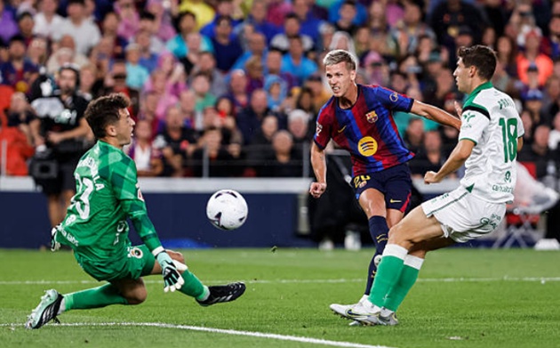Dani Olmo - 7.6: Hạt nhân sáng tạo ở trung lộ với 5 đường chuyền quyết định, đạt tỷ lệ chuyền bóng chính xác 100% cùng 1 pha kiến tạo đẳng cấp.