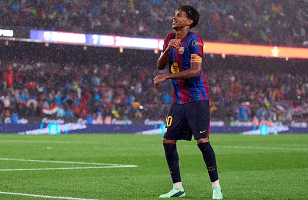 Lamine Yamal - 8: Dù sút hỏng penalty và một lần bị cột dọc từ chối, số 10 vẫn chơi bùng nổ với 2 đường kiến tạo trước khi tự mình ghi bàn ở phút bù giờ.