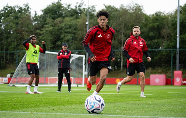 JJ Gabriel đã có cơ hội tập cùng đội một. (Ảnh: Ash Donelon/Manchester United via Getty Images)