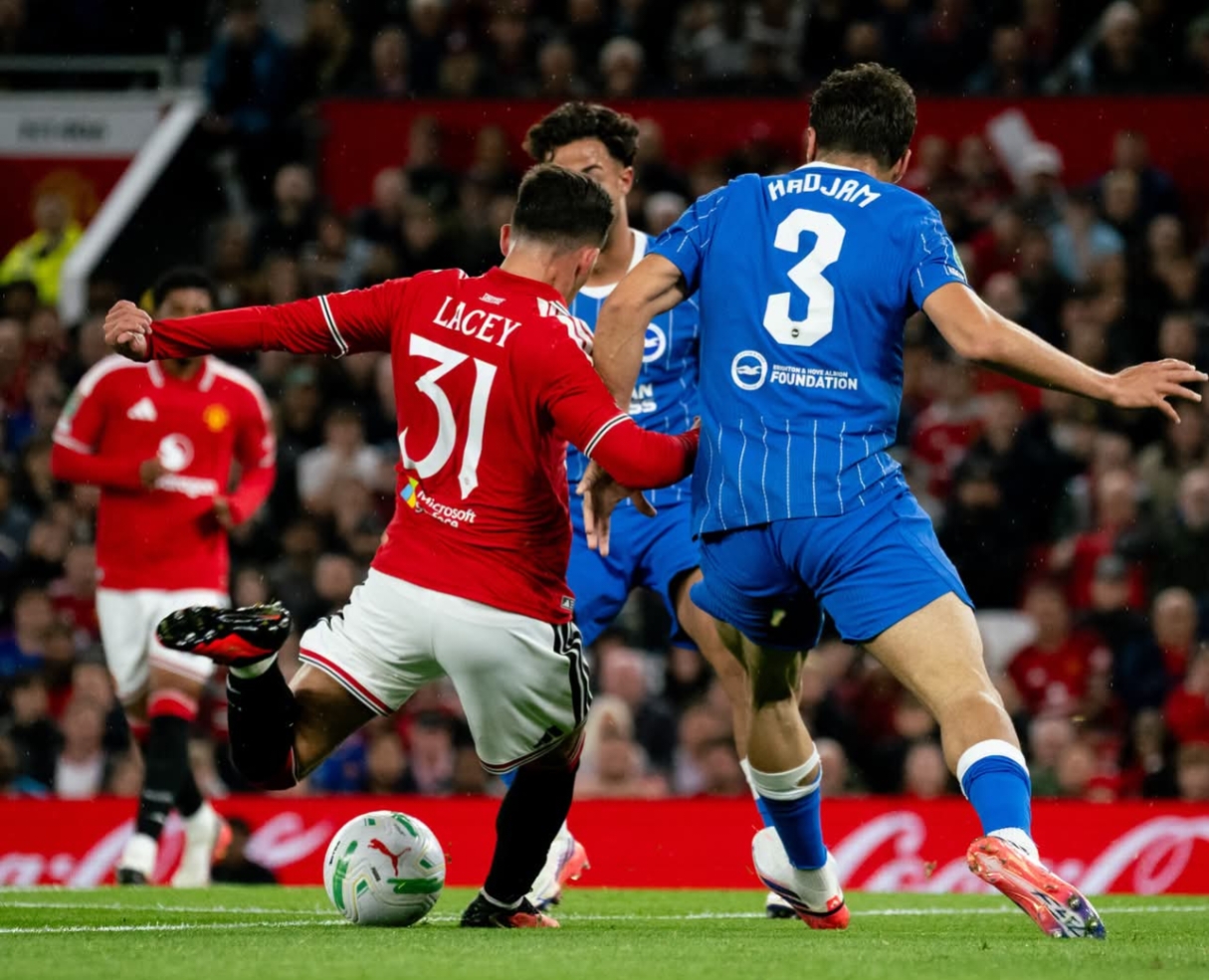 Lacey l&agrave; điểm s&aacute;ng hiếm hoi của Man Utd. Ảnh: Manchester United. 