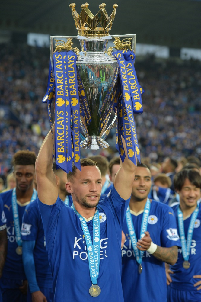 Danny Drinkwater cùng Leicester vô địch Ngoại hạng Anh mùa 2015/26. Ảnh: EPA/Peter Powell.