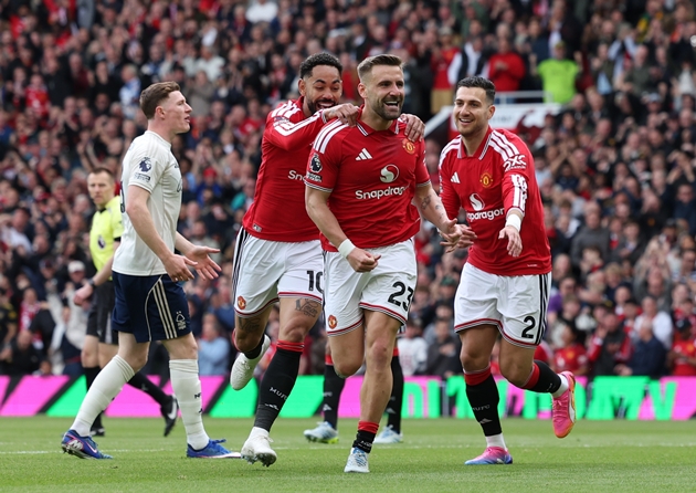 Người hâm mộ Man United chờ đợi Luke Shaw trở lại. Ảnh: EPA