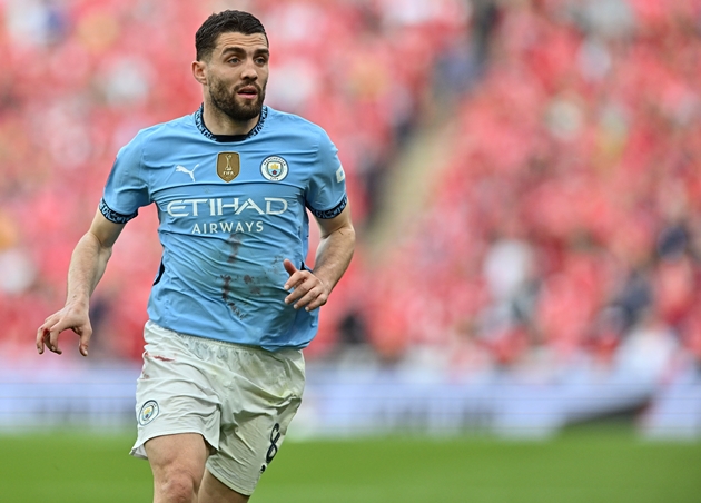 Kovacic: Giữ nhịp và kiểm soát tốt khu trung tuyến khi toàn đội chơi chệch choạc ở đầu trận, luôn là điểm tựa đáng tin cậy nơi tuyến giữa. 7 điểm. Ảnh: EPA/VINCE MIGNOTT

Allan: Có ngay 1 bàn thắng và 1 kiến tạo trong trận ra mắt, dẫu những con số này phần nào che đi một ngày thi đấu đầy nhọc nhằn trước hậu vệ cánh đối phương. 6 điểm. Ảnh: Simon Stacpoole/Getty Images

Ait-Nouri: Tỏ ra đơn độc bên hành lang cánh trái và không thể tận dụng những cơ hội hướng về phía mình; đây thực sự là một màn trình diễn bỏ lỡ cơ hội ghi điểm. 5 điểm. Ảnh: EPA/ADAM VAUGHAN

Cherki: Khởi đầu rất tệ nhưng đã dần bắt nhịp lại với trận đấu, sau đó phô diễn đẳng cấp bằng một bàn thắng đẳng cấp để được rút ra nghỉ sớm. 7 điểm. Ảnh: EPA/ADAM VAUGHAN

Samba: Màn trình diễn quá đỗi ấn tượng của tài năng trẻ 17 tuổi; anh tỏa sáng rực rỡ từ đầu đến cuối trận và bỏ túi một cú đúp bàn thắng. 9 điểm. Ảnh: Alex Livesey/Getty Images