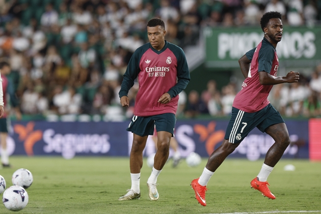 Ảnh bài viết Vinicius chật vật thoát khỏi cái bóng của Mbappe tại Real