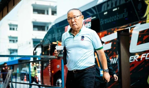 HLV Park Hang-seo đang có những ngày tháng không hề yên ả ở Thái Lan. Ảnh: Kanchanaburi Power FC