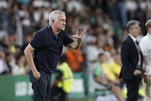 Mourinho đang làm mọi cách để vực dậy Real Madrid. Ảnh: EPA