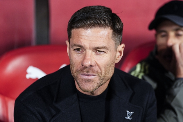 Xabi Alonso dè chừng Brentford. Ảnh: EPA/Siu Wu