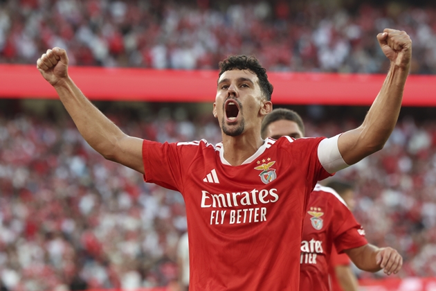 Tomas Araujo nằm trong tầm ngắm của Bayern Munich. Ảnh: EPA/ANTONIO COTRIM