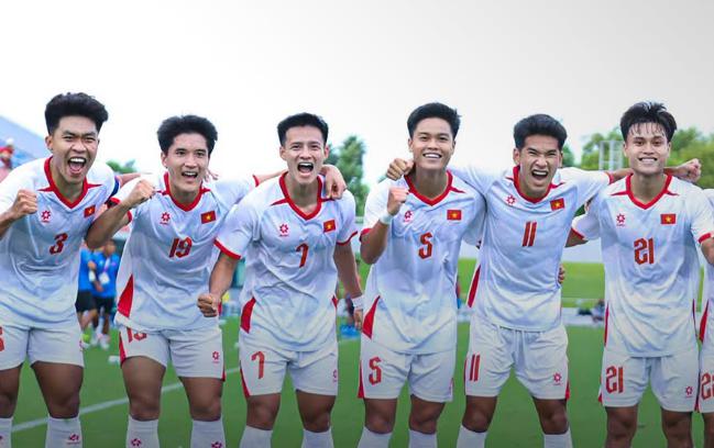 Thanh Nh&agrave;n v&agrave; c&aacute;c đồng đội dễ d&agrave;ng đ&aacute;nh bại U23 Philippines. Ảnh: VFF