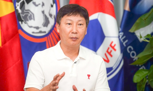 HLV Kim Sang-sik c&oacute; d&agrave;n nh&acirc;n sự chất lượng. Ảnh: VFF.