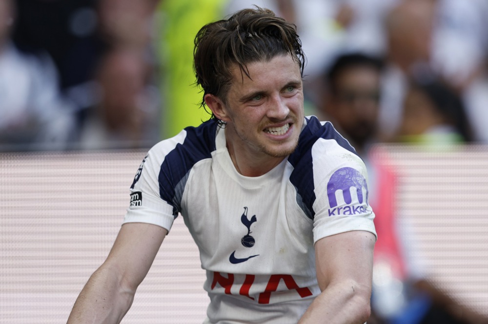 Conor Gallagher ghi b&agrave;n thu ngắn c&aacute;ch biệt xuống c&ograve;n 1-3 cho Tottenham Spurs. Ảnh: EPA.
