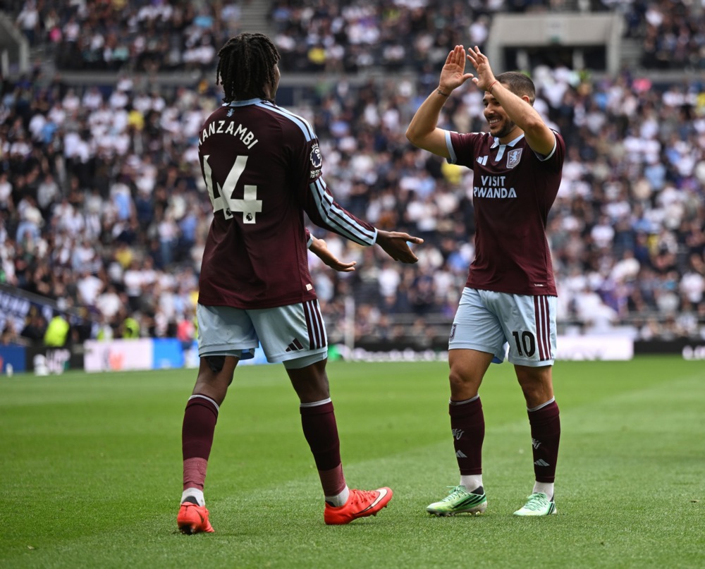 Emiliano Buendia ghi b&agrave;n thắng thứ 3 cho Aston Villa bằng một si&ecirc;u phẩm s&uacute;t xa. Ảnh: EPA.