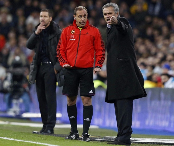 Mourinho cũng từng đối đầu Simeone khi dẫn dắt Chelsea. Ảnh: EPA.