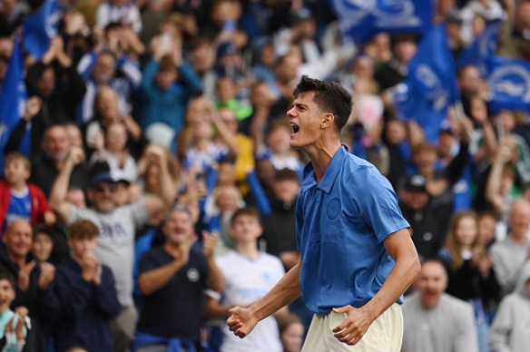 Chema Andrés ghi bàn thắng nâng tỷ số lên 3-0 cho Brighton. Ảnh: Mike Hewitt/Getty Images