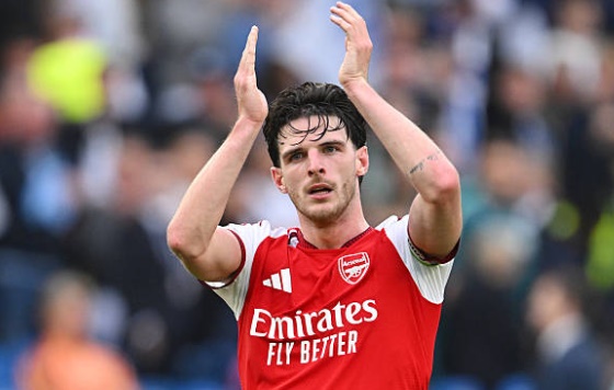 Declan Rice (6.0): Một trận đấu đáng quên với Rice. Tiền vệ này không chỉ gặp khó khăn trong việc thu hồi bóng mà còn thiếu đi sự điềm tĩnh cần thiết ở những thời điểm nóng của trận đấu, dẫn đến việc phải nhận thẻ vàng đáng tiếc. Ảnh: Stuart MacFarlane/Arsenal FC via Getty Images.

Christos Tzolis (6.3): Chơi xông xáo và đầy nhiệt huyết trong những phút đầu, tạo ra vài tình huống sóng gió bên hành lang cánh. Tuy nhiên, sự bền bỉ của anh giảm dần theo thời gian khi hệ thống tấn công của Arsenal bị vô hiệu hóa. Ảnh: Clive Rose/Getty Images.

Martin Odegaard (6.0): Đội trưởng của "Pháo thủ" bị đối phương phong tỏa hoàn toàn. Khả năng sáng tạo của anh gần như không phát huy được tác dụng trước hàng thủ chơi áp sát rất rát của đối phương. Ảnh: Stuart MacFarlane/Arsenal FC via Getty Images.


Bukayo Saka (6.0): Không giữ được phong độ như kỳ vọng, Saka tỏ ra đơn độc trên hàng công. Các pha đi bóng của anh dễ dàng bị bắt bài, khiến sức sát thương lên khung thành đối thủ giảm đi đáng kể. Ảnh: Stuart MacFarlane/Arsenal FC via Getty Images.

Kai Havertz (6.2): Nỗ lực di chuyển không bóng rất nhiều nhưng Havertz lại thiếu đi sự sắc bén trong khâu dứt điểm cuối cùng. Anh chưa thể trở thành điểm tựa vững chắc để các đồng đội tin tưởng tìm đến trong những tình huống quyết định. Ảnh: Stuart MacFarlane/Arsenal FC via Getty Images.

Chấm điểm đội hình Arsenal theo BongDa.com.vn.