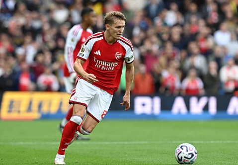 Martin Odegaard (6.0): Đội trưởng của "Pháo thủ" bị đối phương phong tỏa hoàn toàn. Khả năng sáng tạo của anh gần như không phát huy được tác dụng trước hàng thủ chơi áp sát rất rát của đối phương. Ảnh: Stuart MacFarlane/Arsenal FC via Getty Images.