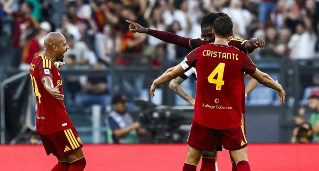 Manu Kone ghi bàn cho Roma. Ảnh: EPA.