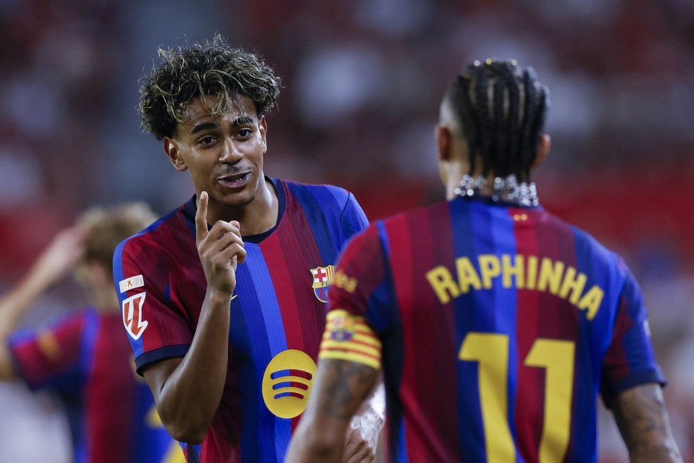 Yamal và Raphinha là đôi cánh lợi hại của Barca. Ảnh: EPA.