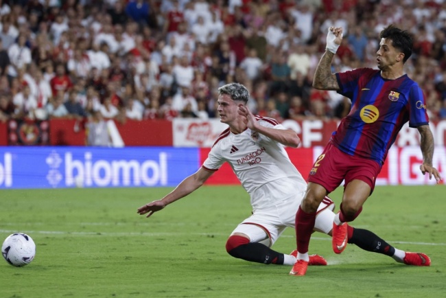 Joao Cancelo - 6.9 điểm: Thể hiện sự tiến bộ đ&aacute;ng khen ở kh&acirc;u ph&ograve;ng ngự khi kh&oacute;a chặt mũi nhọn Sierra của Sevilla. Ảnh: EPA.