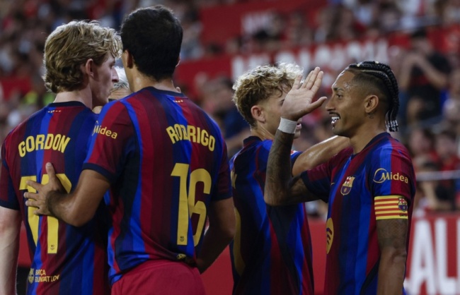 Barcelona thể hiện sức mạnh &aacute;p đảo. Ảnh: EPA.