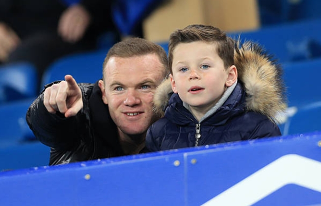 Wayne Rooney l&agrave; bệ ph&oacute;ng tinh thần v&agrave; điểm tựa vững chắc cho cậu con trai. Ảnh: