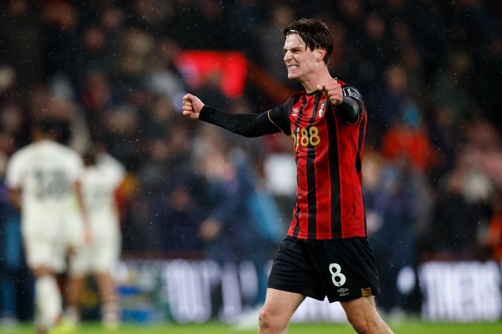 Ảnh bài viết MU quyết đấu Arsenal và Chelsea giành chữ ký Alex Scott