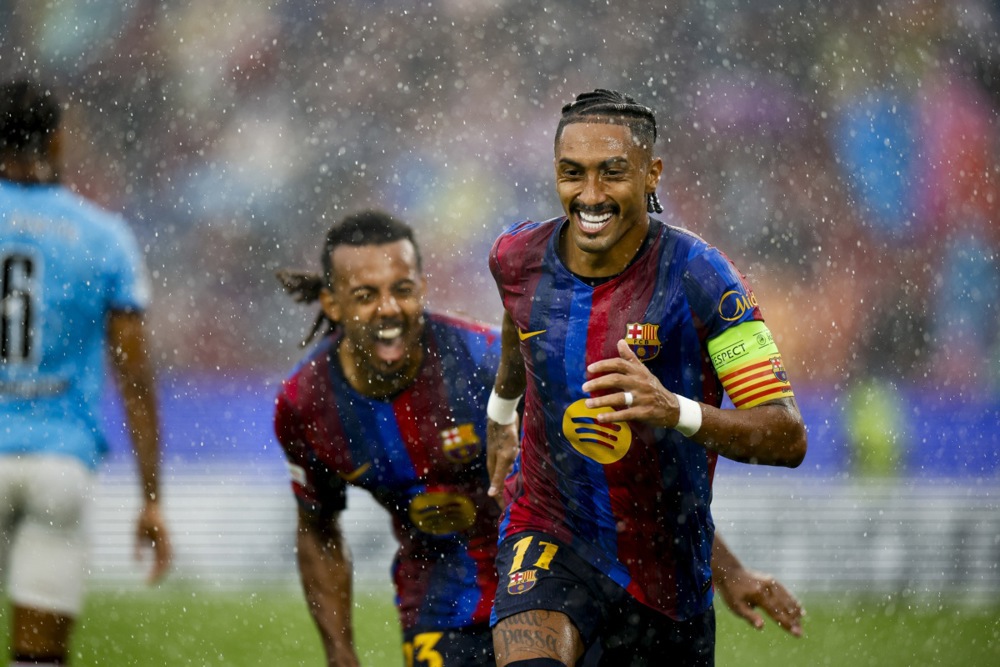 Từ chỗ suýt rời Barca, Raphinha đã trở thành nhân tố quan trọng của HLV Flick. Ảnh: EPA/ALBERTO ESTEVEZ.