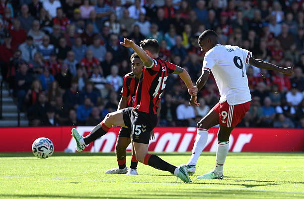 Isak mở tỷ số cho Liverpool. Ảnh: Mike Hewitt/Getty Images.
