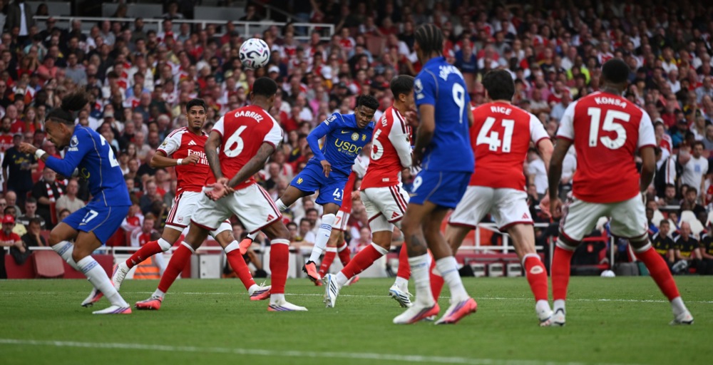 Bàn thua ở trận gặp Chelsea cũng đến từ ngoài vòng cấm. Ảnh: EPA.