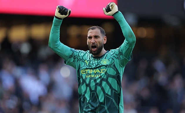 Gianluigi Donnarumma - 7.2: Thủ thành người Ý gần như bất lực trong cả 3 bàn thua của đội nhà. Dù vậy, anh tỏ ra khá lúng túng và thiếu chắc chắn mỗi khi phải băng ra xử lý các tình huống bóng bổng rót vào vòng cấm. (Danehouse/Getty Images)

Matheus Nunes - 6.4: Có pha phòng ngự hớ hênh khi để bóng vượt qua tầm kiểm soát từ quả phất dài của đối thủ, tạo điều kiện cho Nilson Angulo lẻn xuống đáy biên rồi căng ngang dọn cỗ cho Brian Brobbey lập công. (Matt McNulty/Getty Images)


Ruben Dias - 6.3: Một trong những ngày thi đấu dưới sức của trung vệ đội trưởng. Dias bị giật mình ở bàn mở tỷ số của Brobbey và từng thất thế trong một pha tranh chấp ở khu trung tuyến. Song, anh đã phần nào lập công chuộc tội bằng pha phá bóng ngoạn mục ngay trên vạch vôi để cứu Man City khỏi một bàn phản lưới nhà. (Carl Recine/Getty Images)


Marc Guehi - 7.1: Ghi dấu ấn bằng một đường kiến tạo sau nỗ lực nhồi bóng cho Antoine Semenyo ghi bàn, nhưng nhìn chung tuyển thủ Anh đã trải qua 90 phút vô cùng vất vả trước sức ép từ đối phương. (Richard Sellers/Getty Images)


Josko Gvardiol - 7.3: Không áp sát đủ quyết liệt với Enzo Le Fee trong bàn gỡ hòa 2-2 của Sunderland, nhưng hậu vệ người Croatia chuộc lỗi ở thời khắc quyết định bằng quả tạt chìm chuẩn xác qua mặt khung thành cho Erling Haaland lập công. (Matt McNulty/Getty Images)

Elliot Anderson - 6.9: Bị các cổ động viên đội khách la ó dữ dội trong suốt trận đấu vì quá khứ khoác áo kình địch Newcastle, tiền vệ này vẫn giữ được sự điềm tĩnh và là người thực hiện nhiều đường chuyền nhất trên sân. (Richard Sellers/Getty Images)


Enzo Fernandez - 7.5: Đánh dấu bàn thắng đầu tiên trong màu áo Man City bằng một siêu phẩm đá phạt hàng rào tinh quái từ góc hẹp. Tiền vệ người Argentina xử lý bóng đầy mềm mại ở các khoảng trống trước vòng cấm và nhanh chóng chiếm trọn cảm tình của các khán giả tại Etihad. (Richard Sellers/Getty Images)
