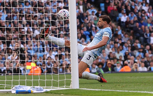 Ruben Dias - 6.3: Một trong những ngày thi đấu dưới sức của trung vệ đội trưởng. Dias bị giật mình ở bàn mở tỷ số của Brobbey và từng thất thế trong một pha tranh chấp ở khu trung tuyến. Song, anh đã phần nào lập công chuộc tội bằng pha phá bóng ngoạn mục ngay trên vạch vôi để cứu Man City khỏi một bàn phản lưới nhà. (Carl Recine/Getty Images)
